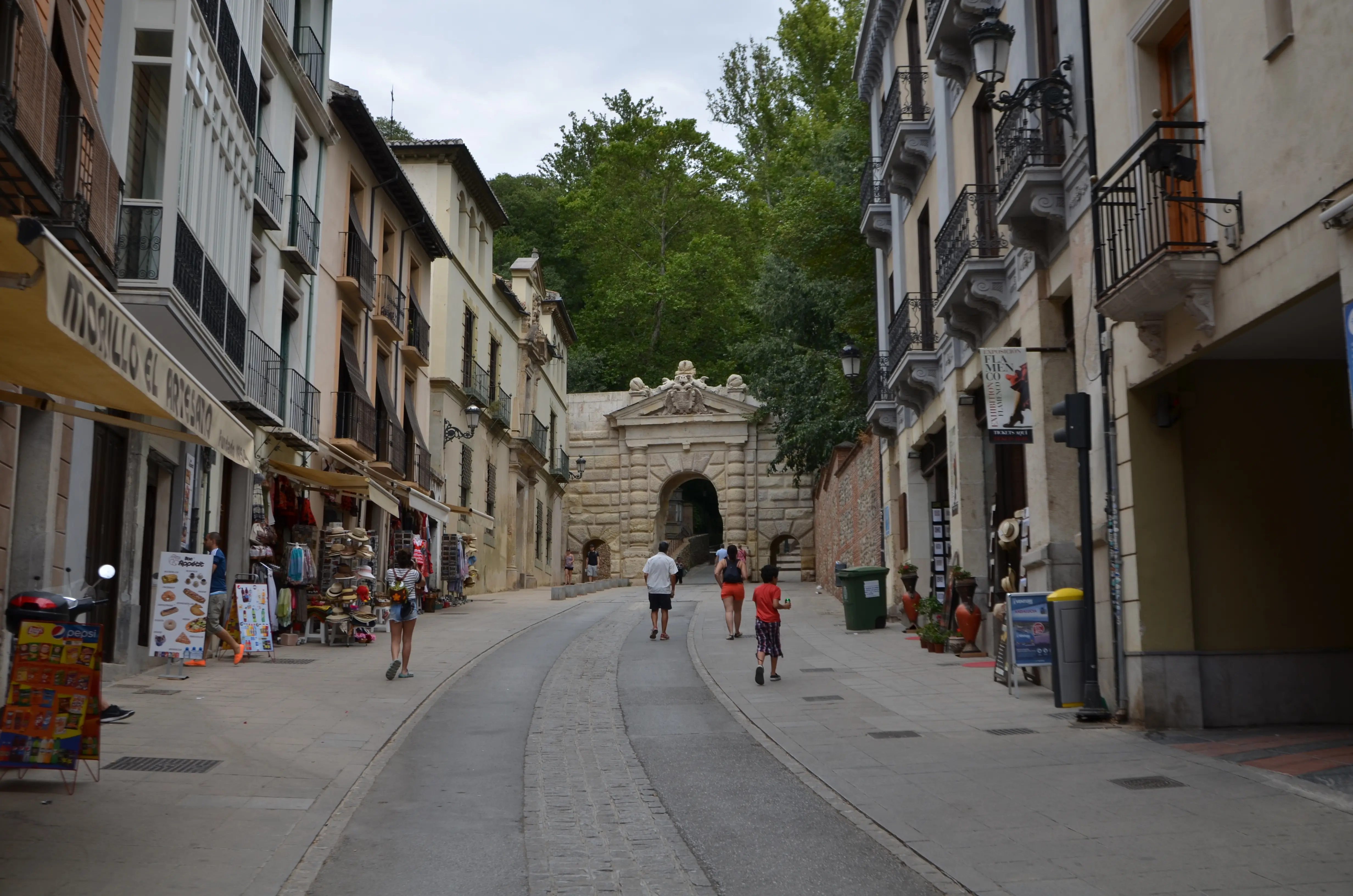 Spainventure Adventure in Spain La Alhambra Hacia el palacio hot air balloon
