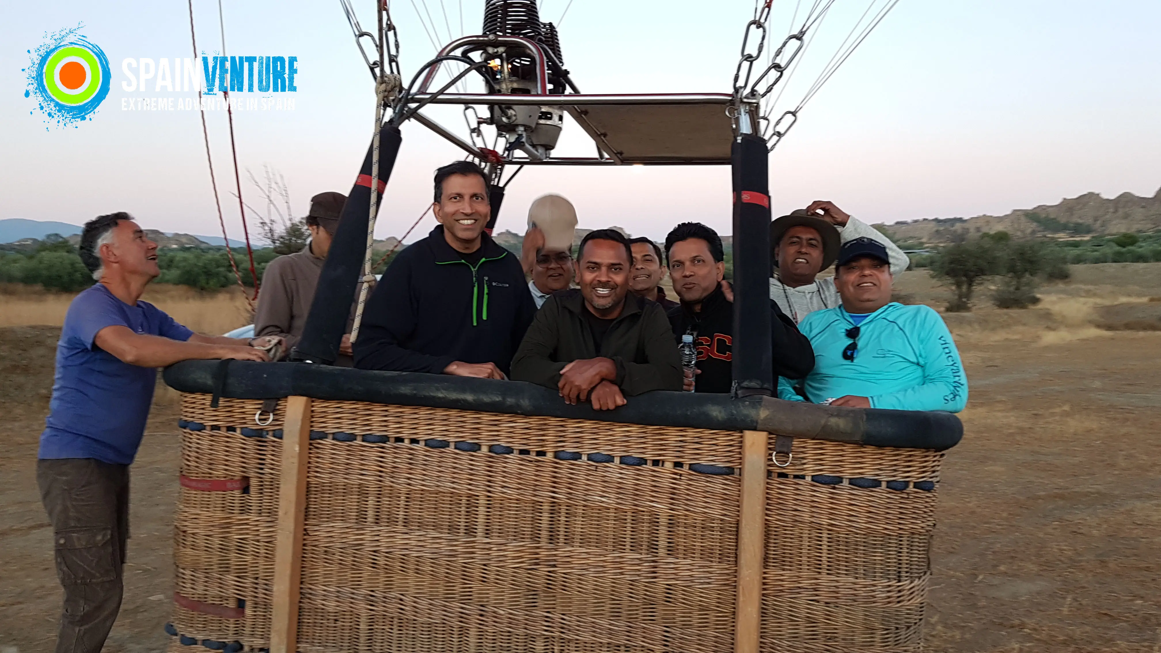 spainventure-hot-air-balloon-flight-at-guadix-50th-birthday-amazing-group-picture-fuengirola vuelo en globo en Guadix