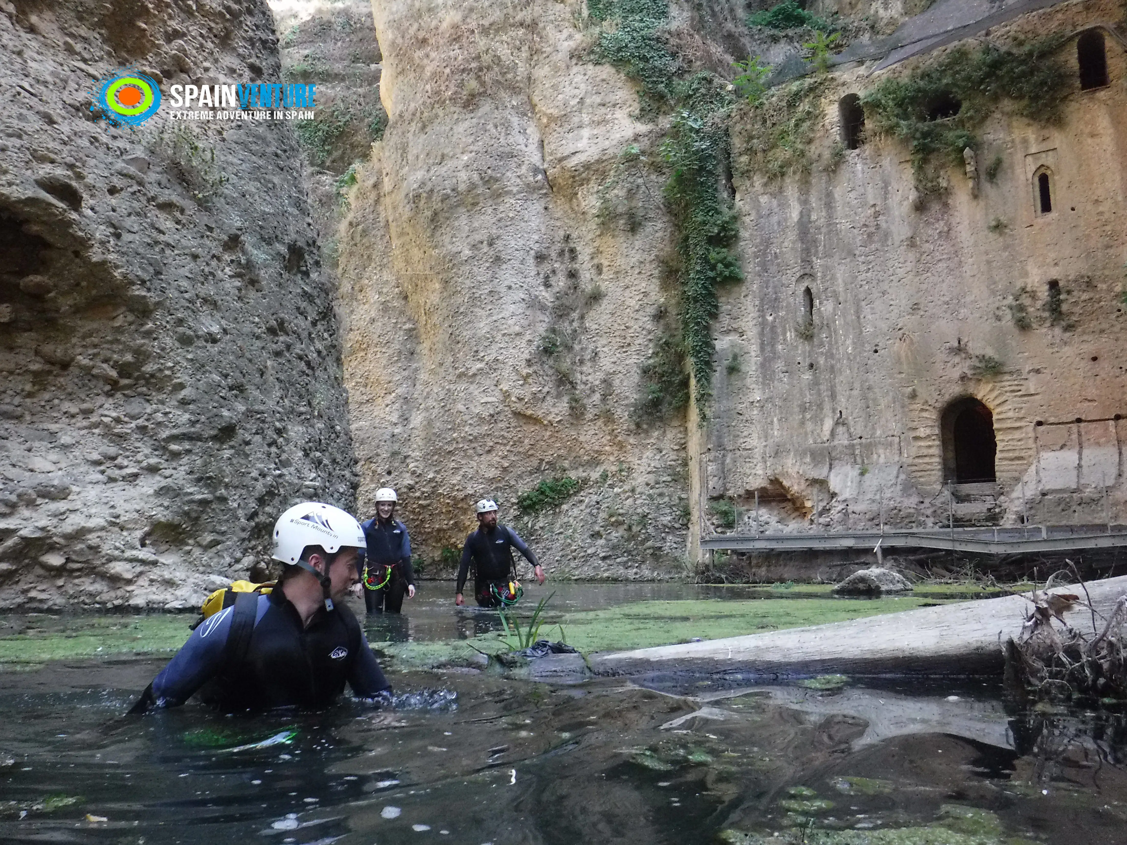 Spainventure Caminito del Rey Barranquismo en Ronda primeros pasos en el agua