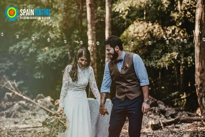 Spainventure que es una boda de aventura en el bosque pareja feliz Spainventure que es una boda de aventura en el bosque pareja feliz