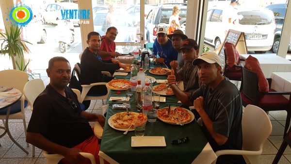 Spainventure kayak por el mediterraneo Almorzando en la Pizzería de Burriana